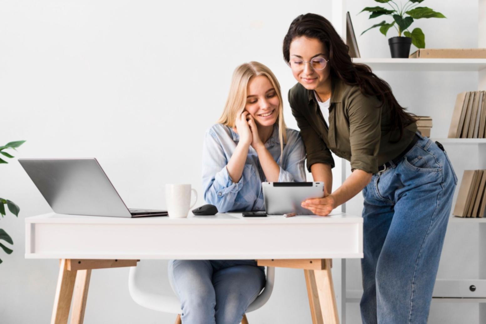 Suasana sesi diskusi analisis keuangan dengan pendekatan praktis