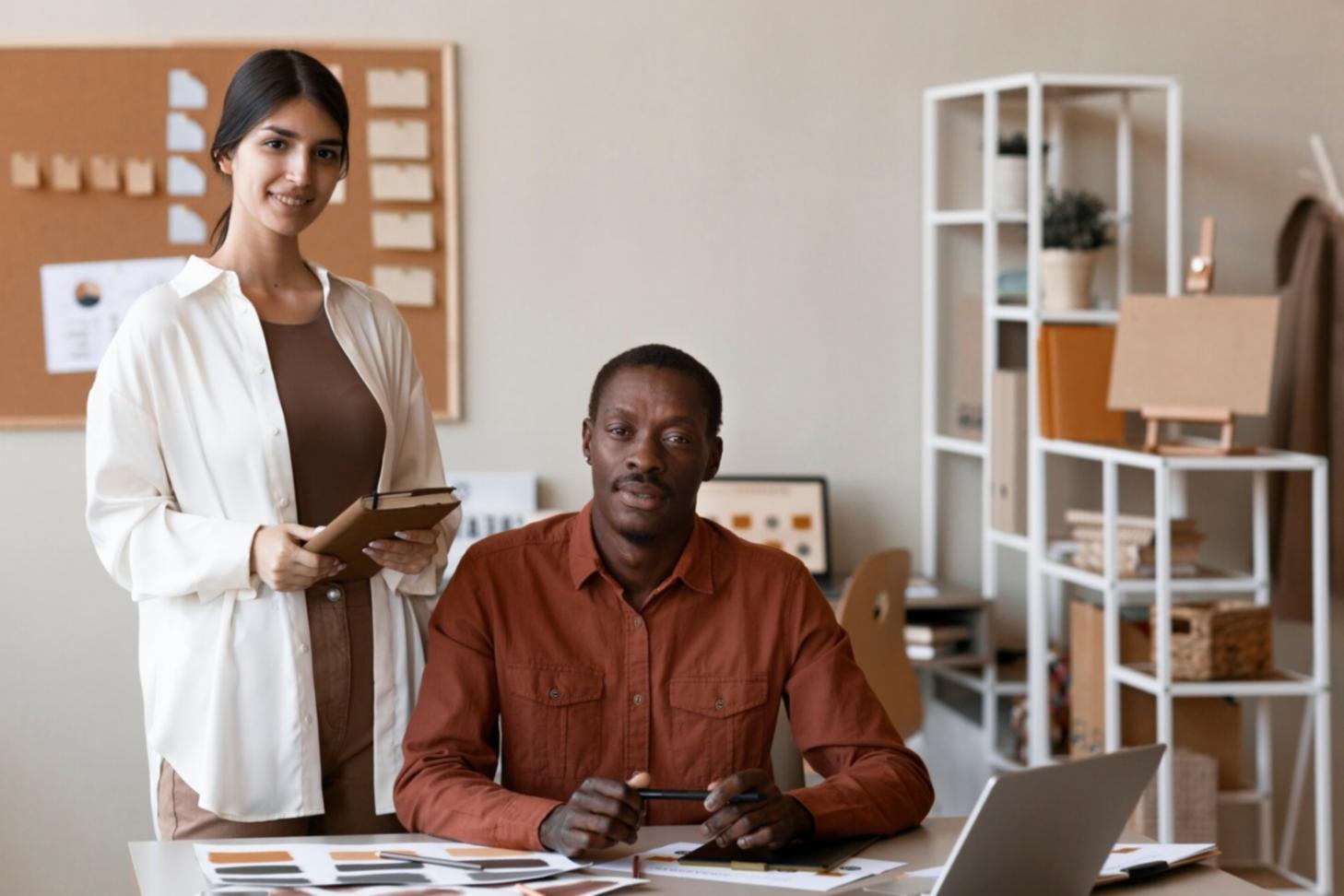 Suasana diskusi tim pengajar membahas metode pembelajaran analisis keuangan